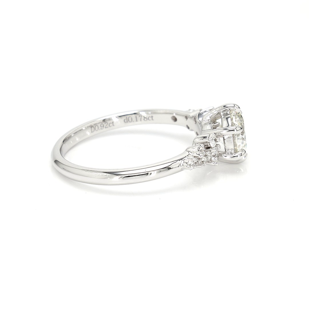 18K 0.92ct Round Shaped Sophie Ring White Frame 8
