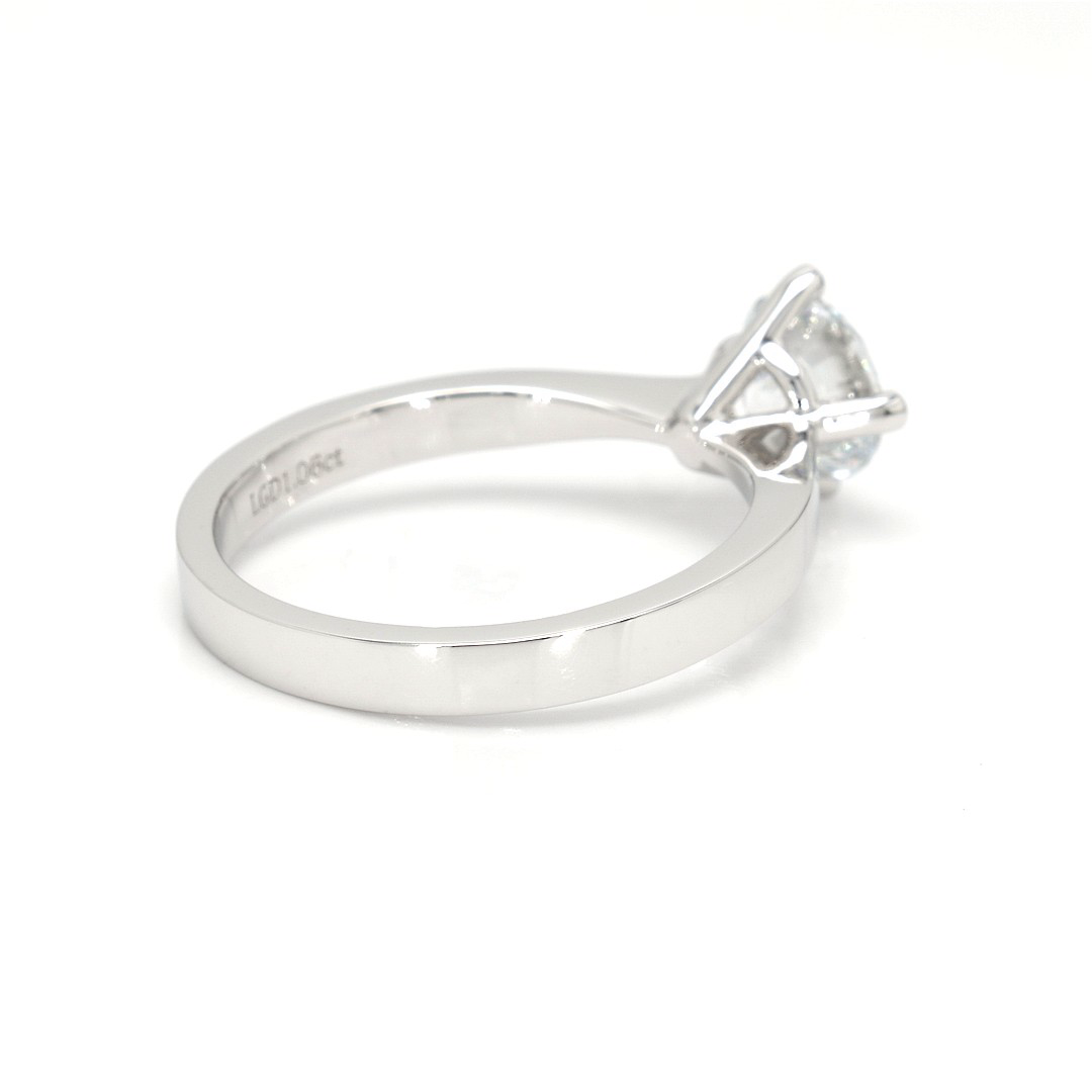 18K 1.06ct Round  Shaped Miel Ring White Frame 17