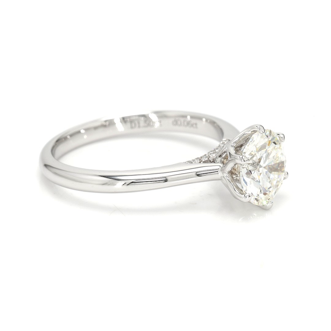 18K 1.5ct Round  Shaped Audrey Ring White Frame 9