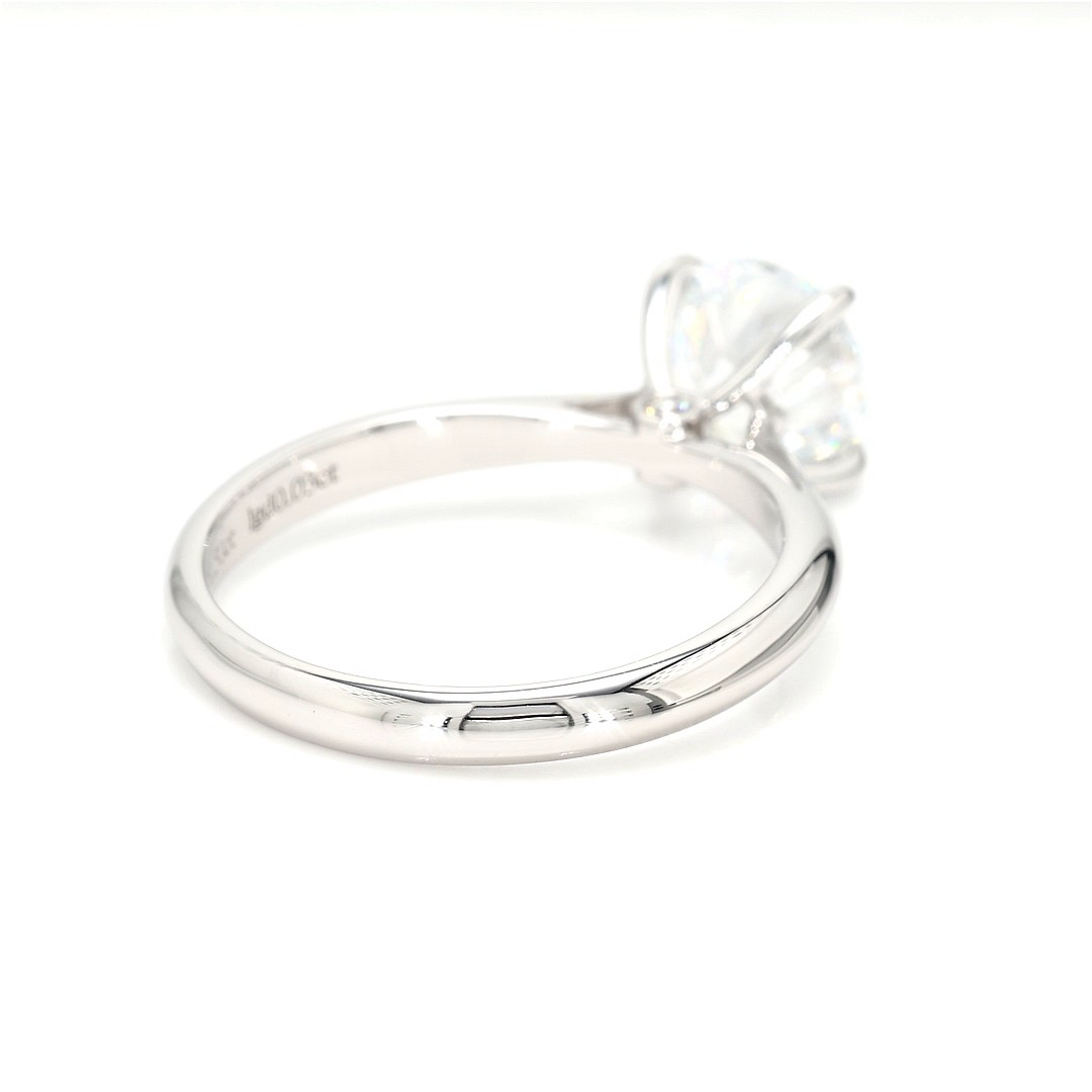 18K 1.5ct E VS1  Round  Shaped Lucia White Frame 17